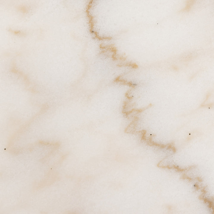 Avila sidebord, nærbilde av kremhvit marmorplate med myk beige åring