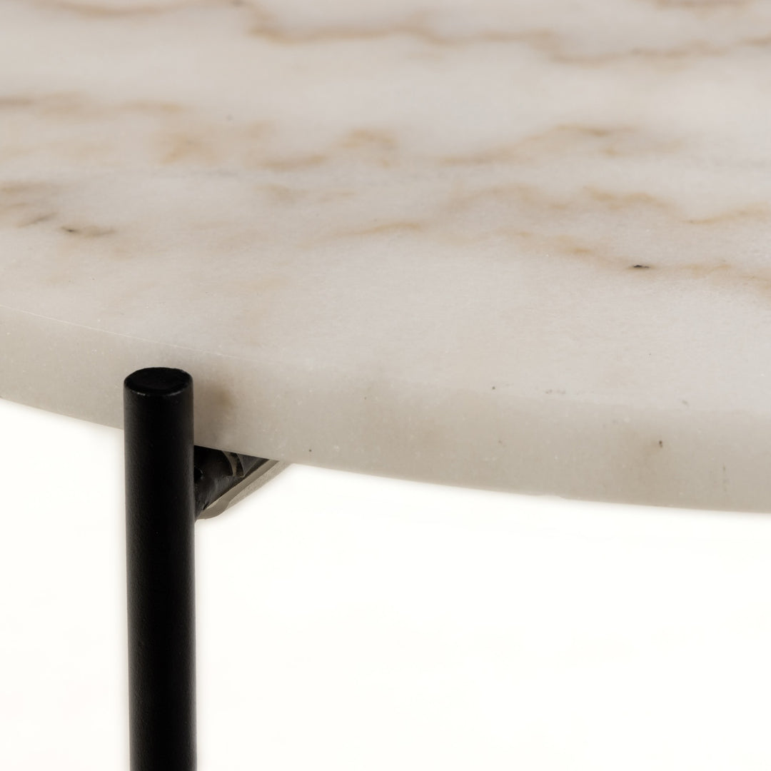 Avila sidebord, nærbilde av rund hvit marmorplate med grå åring og sort metallben