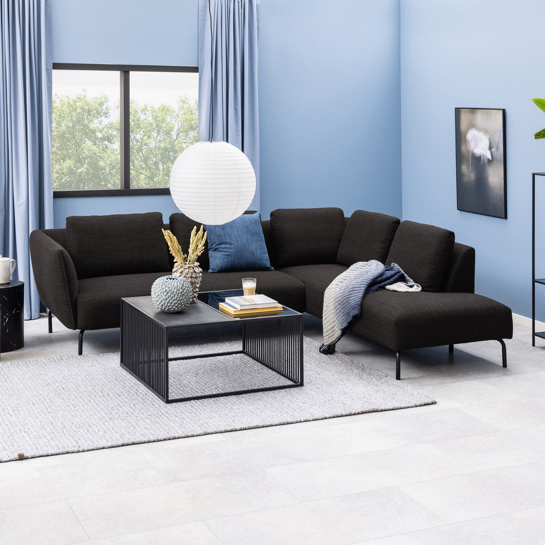 Mice sidebord i sort marmor i stue med mørk hjørnesofa, sortbord og blå pute
