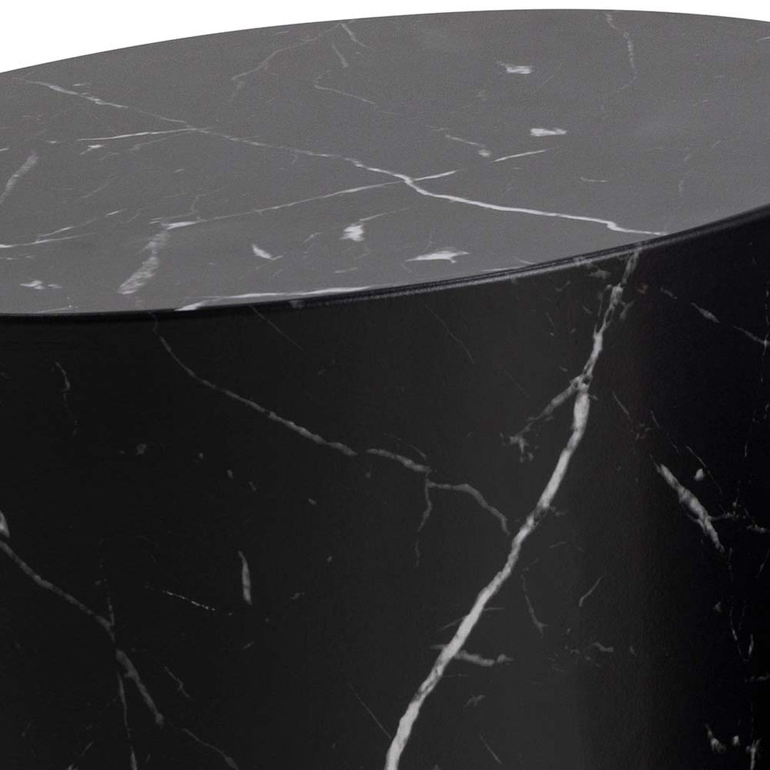 Mice sidebord i sort marmor, nærbilde av rund plate med hvite årer