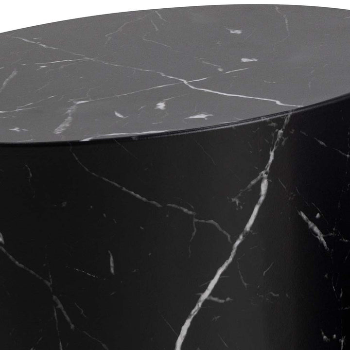 Mice sidebord i sort marmor, nærbilde av rund plate med hvite årer