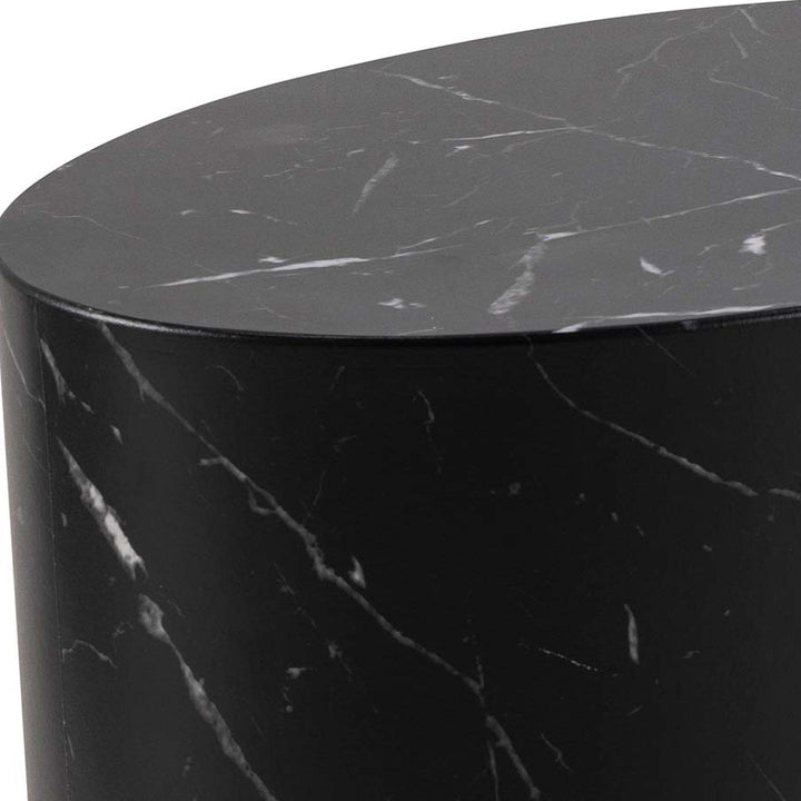Mice sidebord i sort marmor, nærbilde av bordplate og kant med hvite årer