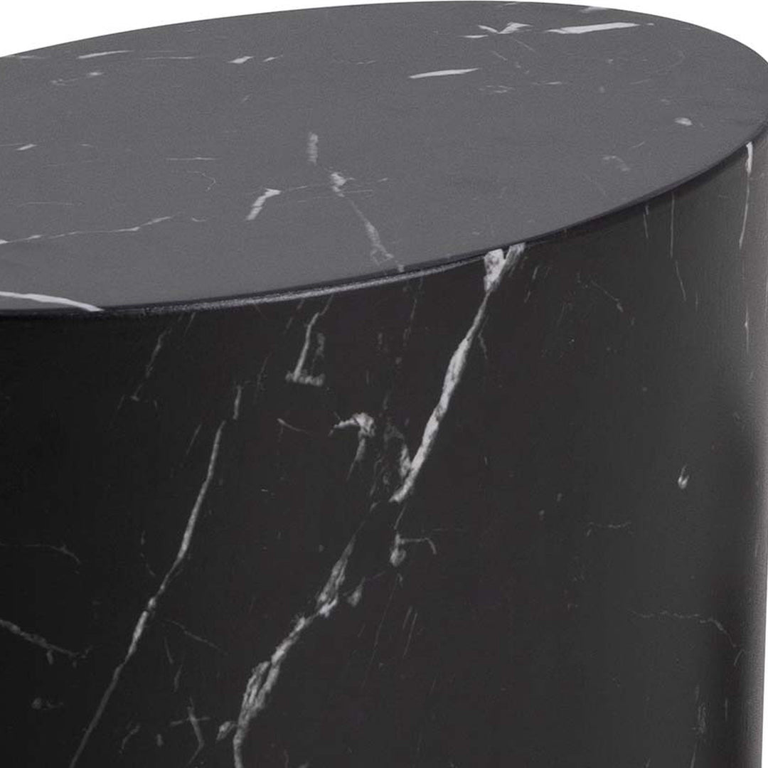 Mice sidebord i sort marmor, nærbilde av oval bordplate med hvite årer