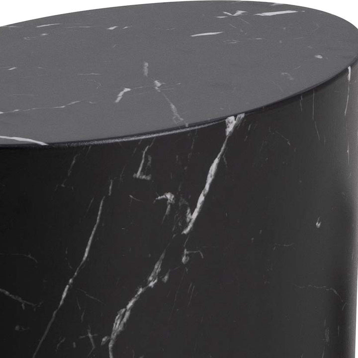Mice sidebord i sort marmor, nærbilde av oval bordplate med hvite årer