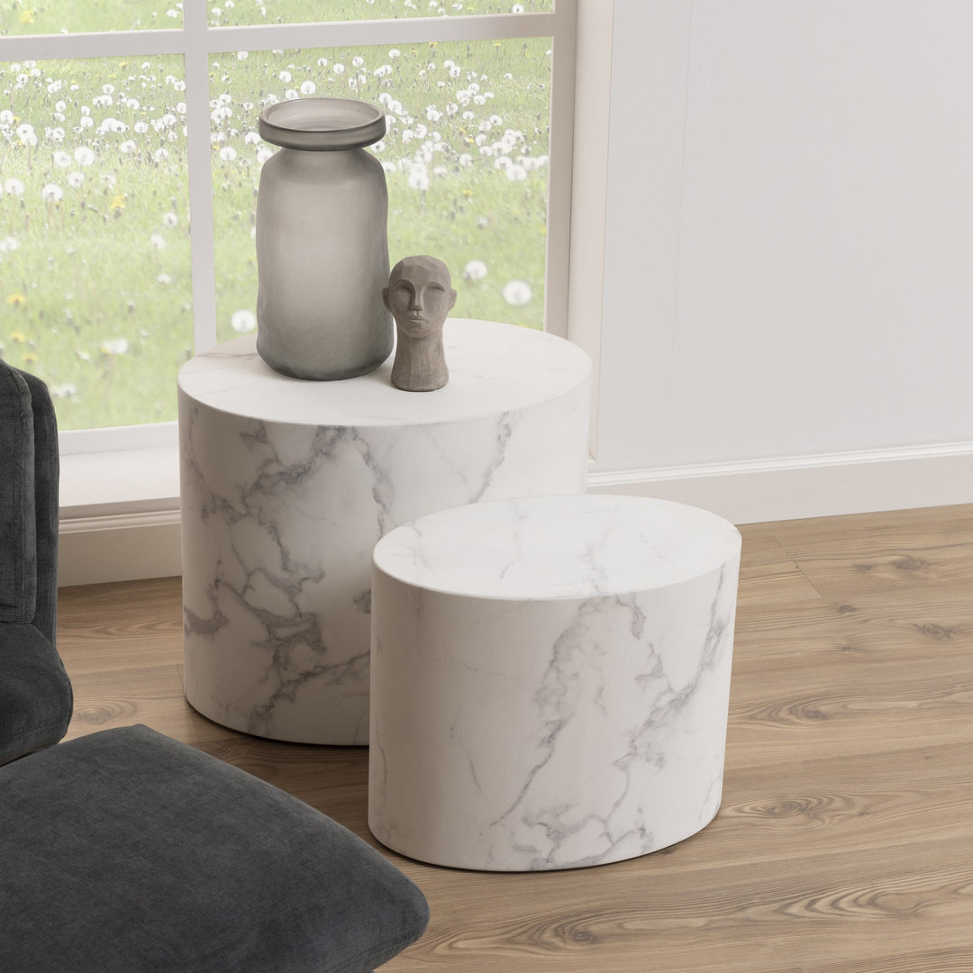 Mice sidebord i hvit marmorlook, to bord med vase og skulptur ved vindu