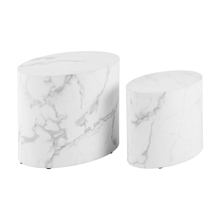 Mice sidebord i hvit marmorlook, sett med to ovale bord mot hvit bakgrunn