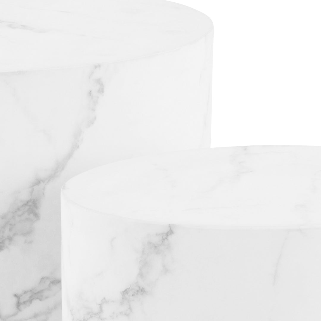 Mice sidebord i hvit marmor, nærbilde av to runde bord med grå årer