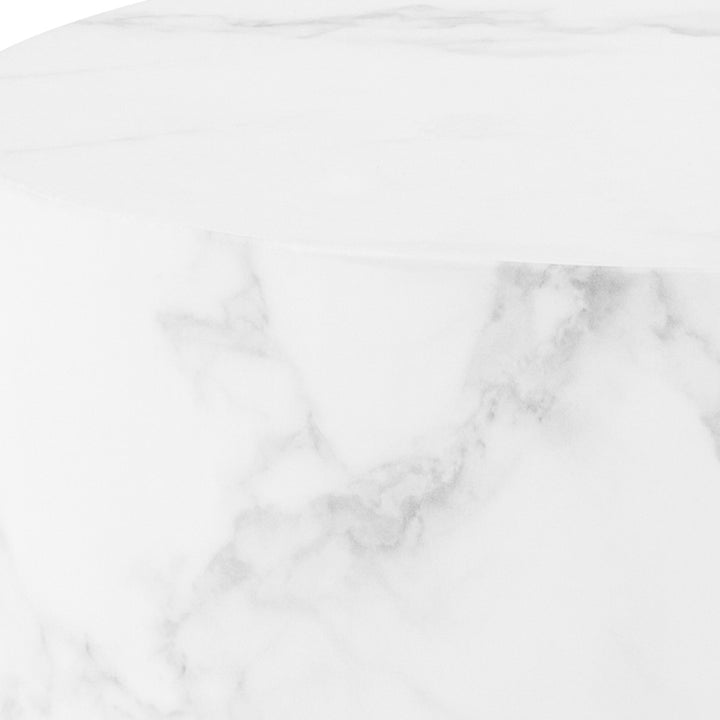 Mice sidebord i hvit marmor, nærbilde av rund plate med grå årer