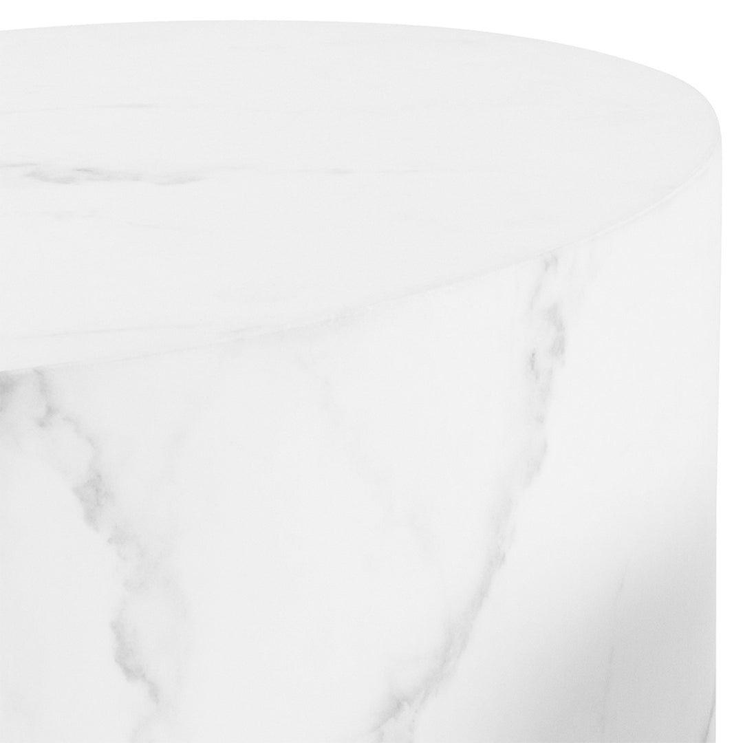 Mice sidebord i hvit marmor, nærbilde av rund plate og side med grå årer