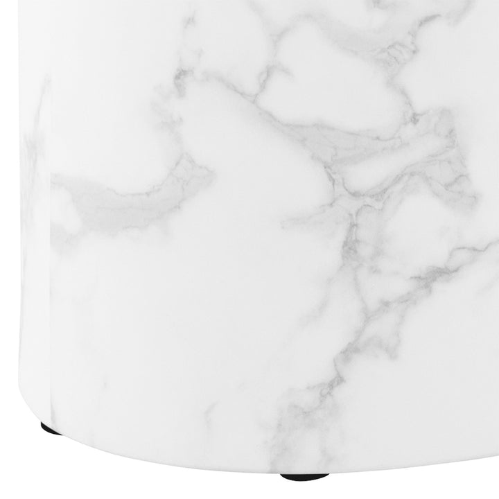 Mice sidebord i hvit marmor, nærbilde av sokkel med grå årer