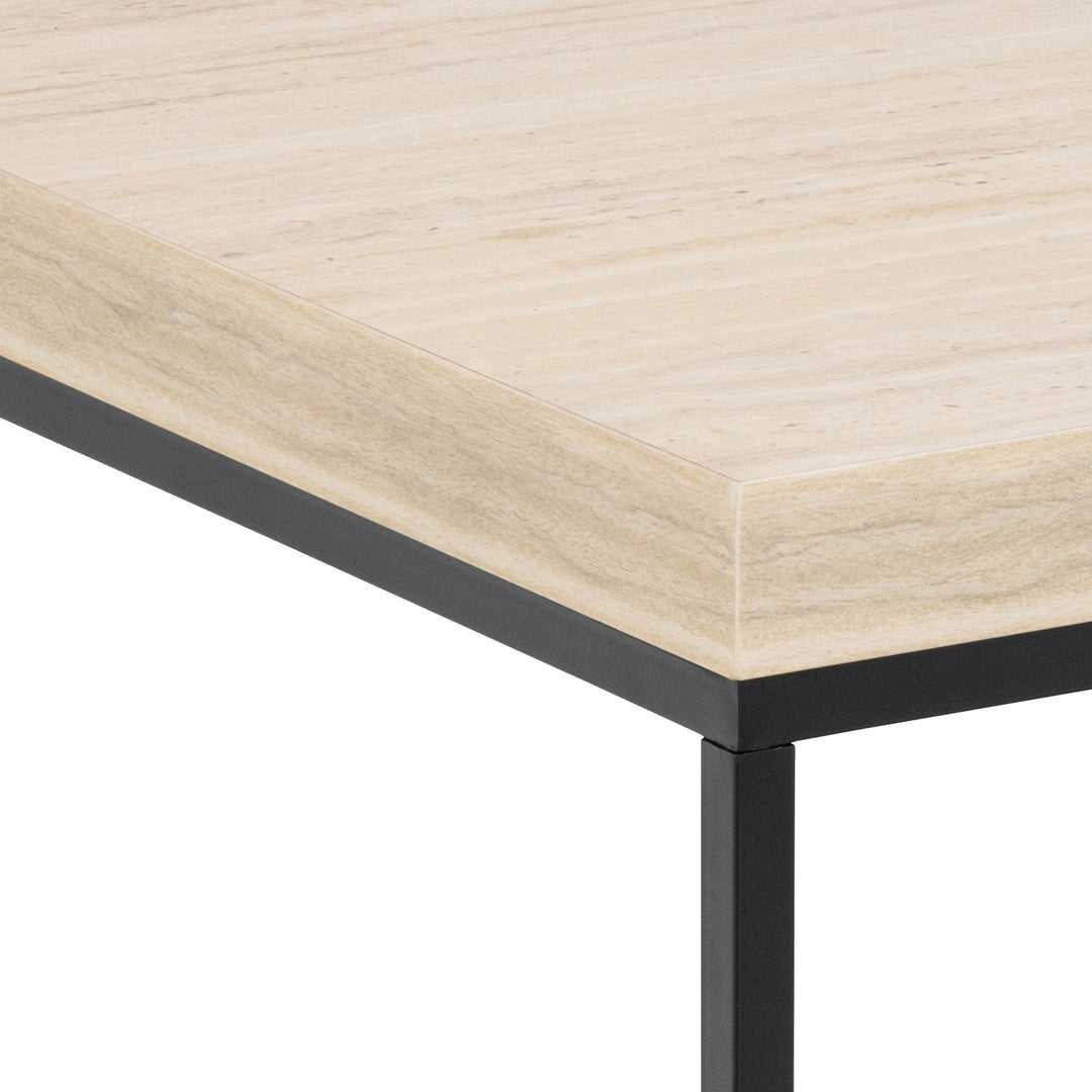 Barossa sidebord, hjørne av lys travertinplate med sort metallramme mot hvit bakgrunn