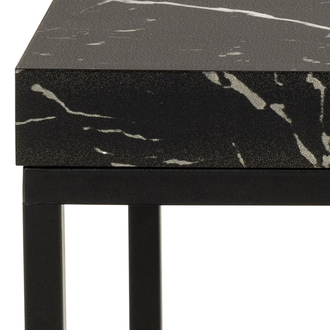 Barossa sidebord, hjørne av sort marmorplate med hvit åring og sort metallramme