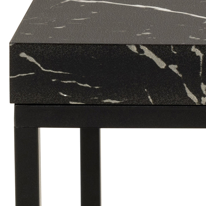 Barossa sidebord, hjørne av sort marmorplate med hvit åring og sort metallramme