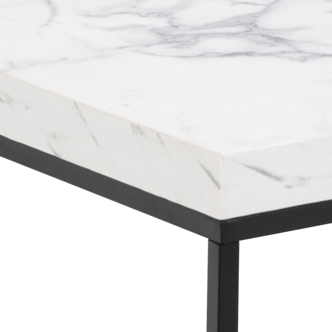Barossa sidebord i hvit marmor med sort metallramme, nærbilde av plate og ben