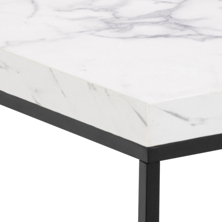 Barossa sidebord i hvit marmor med sort metallramme, nærbilde av plate og ben