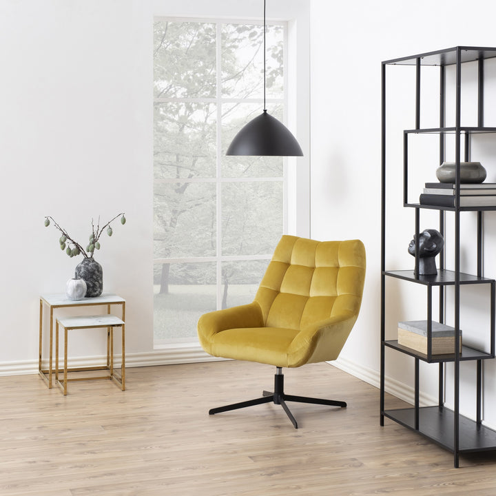 Alisma settbord med hvit marmorplate og gullfarget ramme, to bord ved gul lenestol