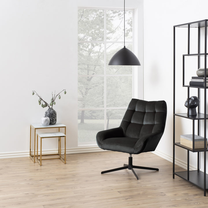 Alisma settbord med marmorglass og gullramme ved sort lenestol og vindu