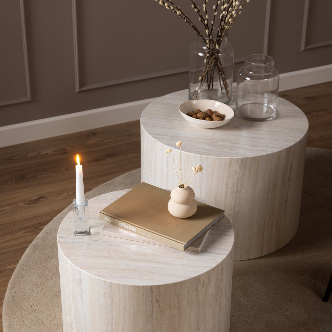 Dice sidebord i lys travertinlook, to runde bord med vase, telys og bøker