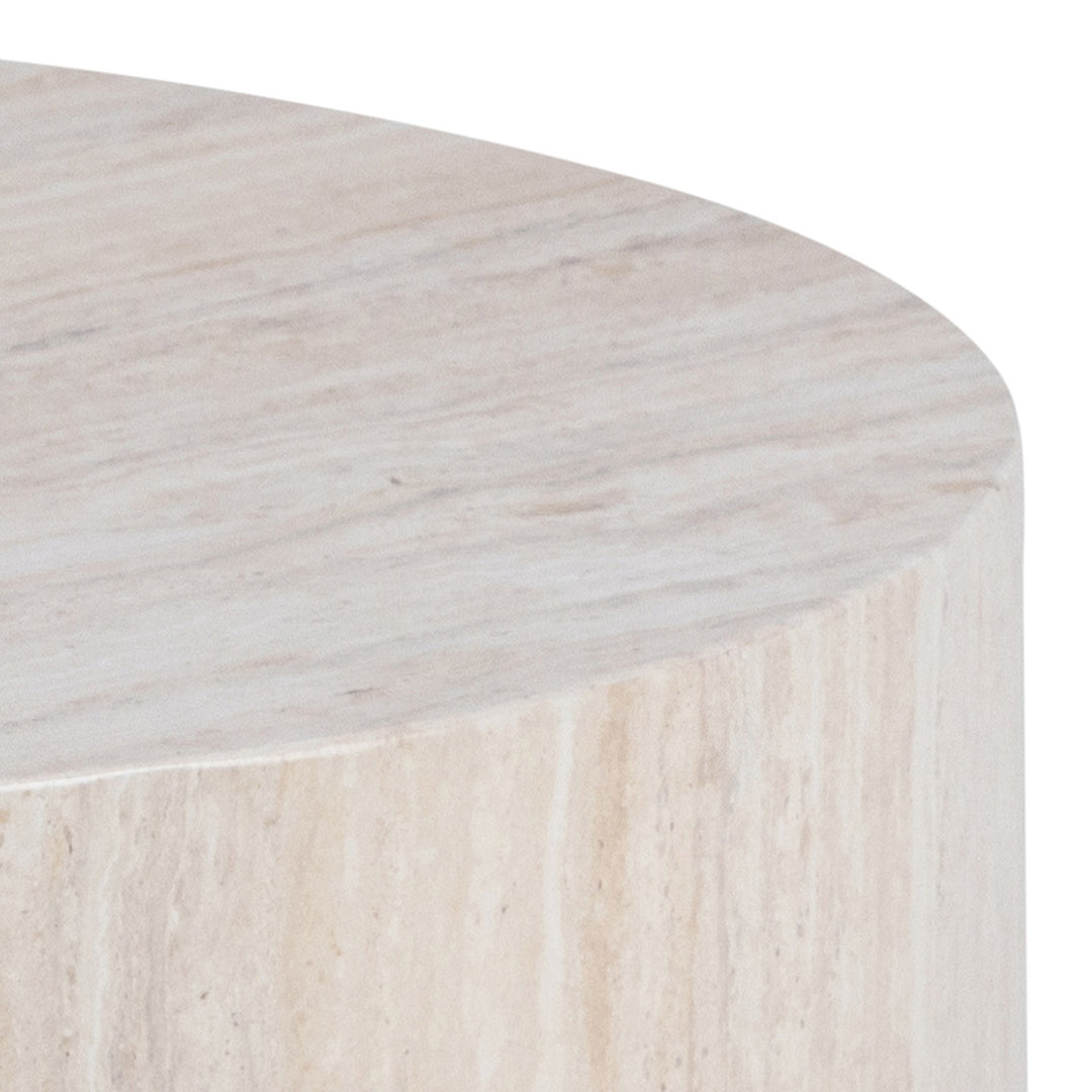 Dice sidebord, nærbilde av rund beige travertinplate