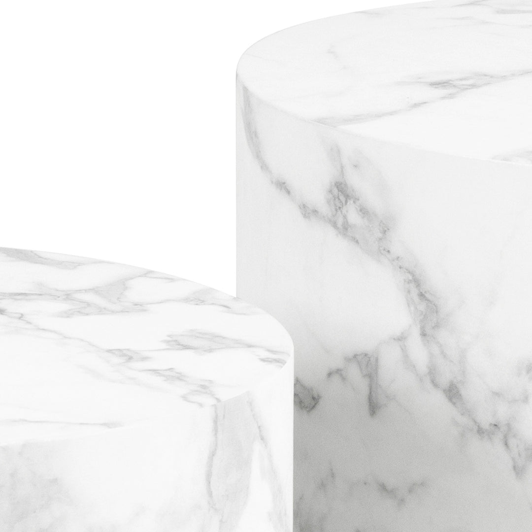Dice sidebord, nærbilde av to hvite marmorbord med grå årer