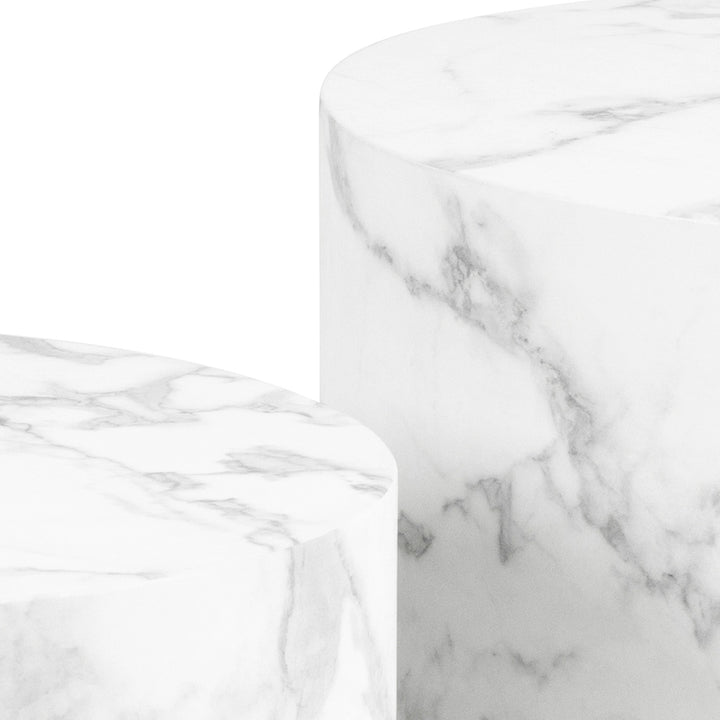 Dice sidebord, nærbilde av to hvite marmorbord med grå årer