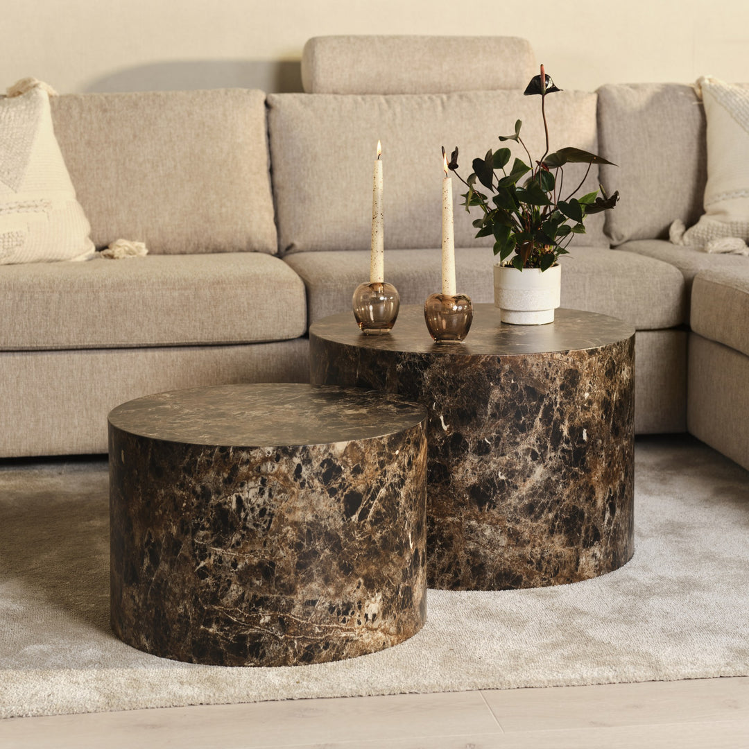 Dice sidebord i brun marmorlook, to runde bord med lys og plante ved beige sofa