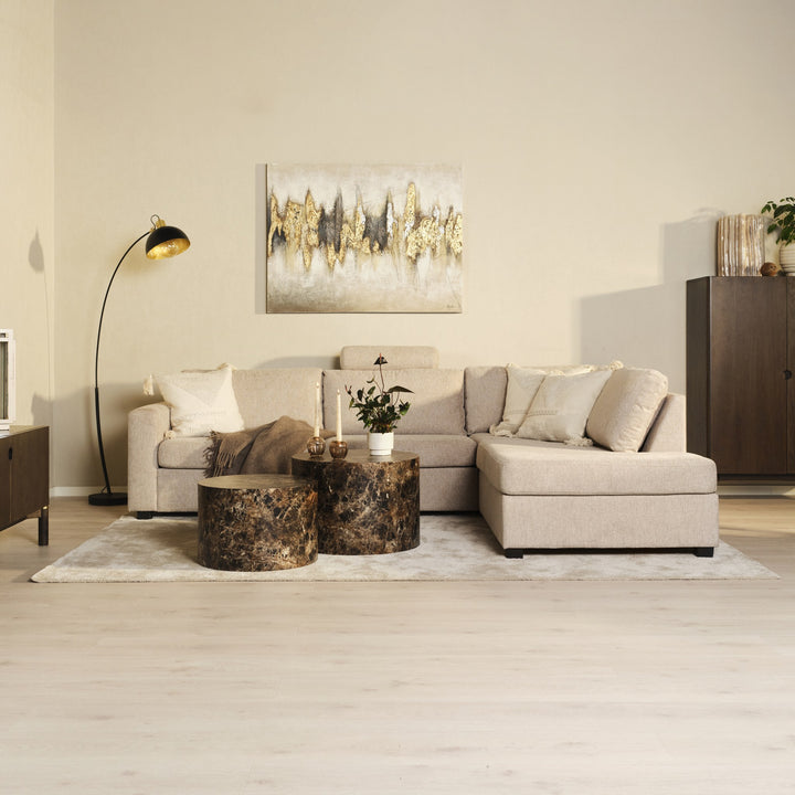 Dice sidebord i brun marmorlook i stue med beige hjørnesofa og gulltonet veggbilde