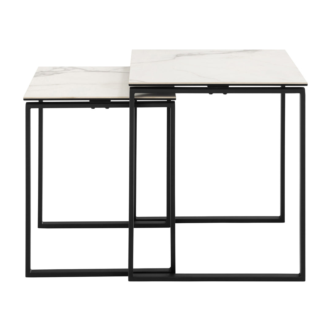 Katrine sidebord, sett med to bord med hvit marmorert keramikkplate og sort metallunderstell
