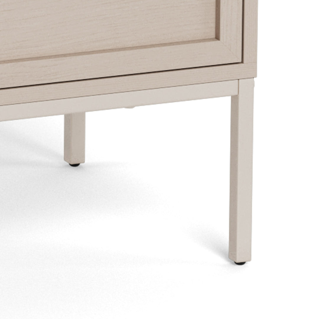 Palma kommode i lys greige, nærbilde av nederste skuff og beige metallben