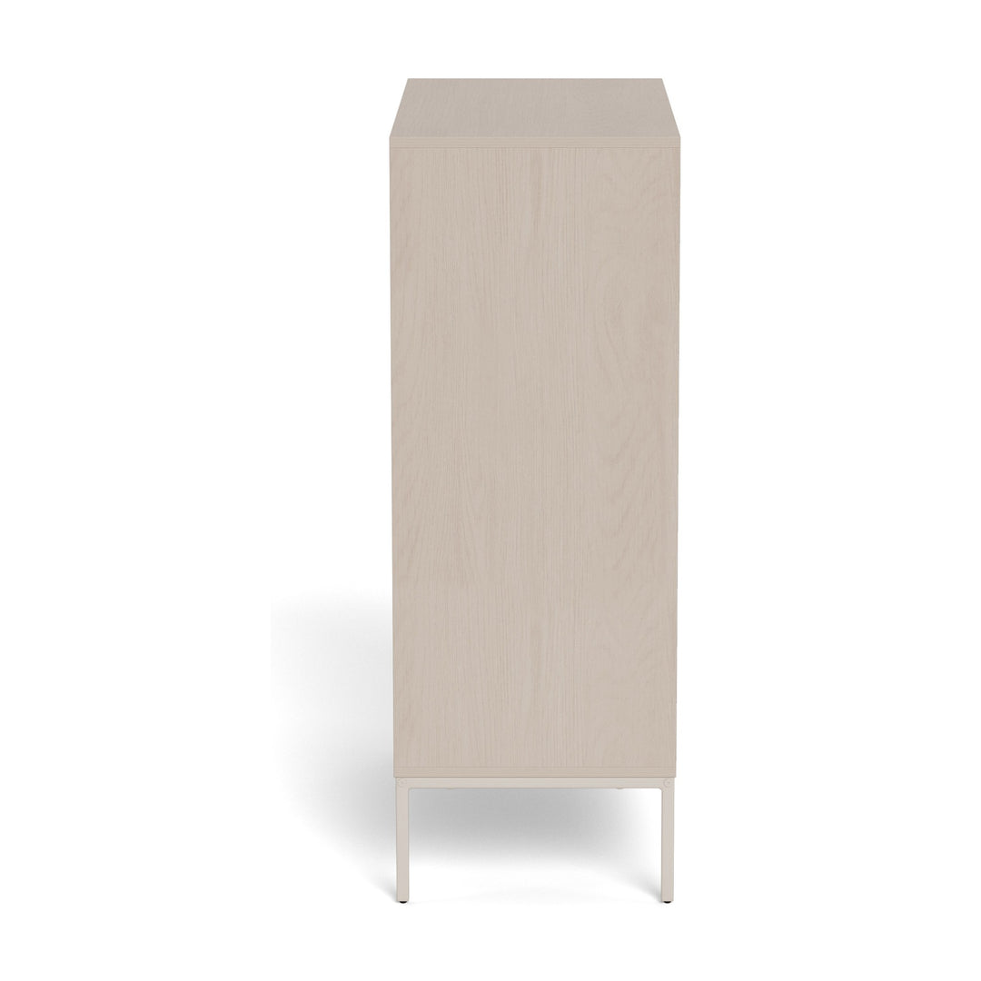 Palma kommode i lys greige sett fra siden, med beige metallunderstell