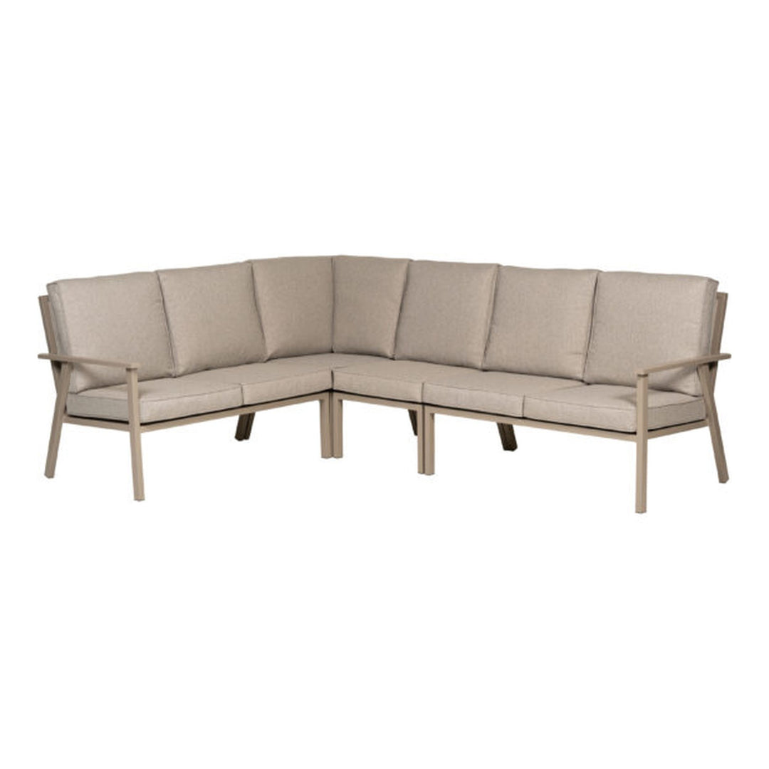 Almeria hjørnesofa med sandfarget ramme og beige puter mot hvit bakgrunn