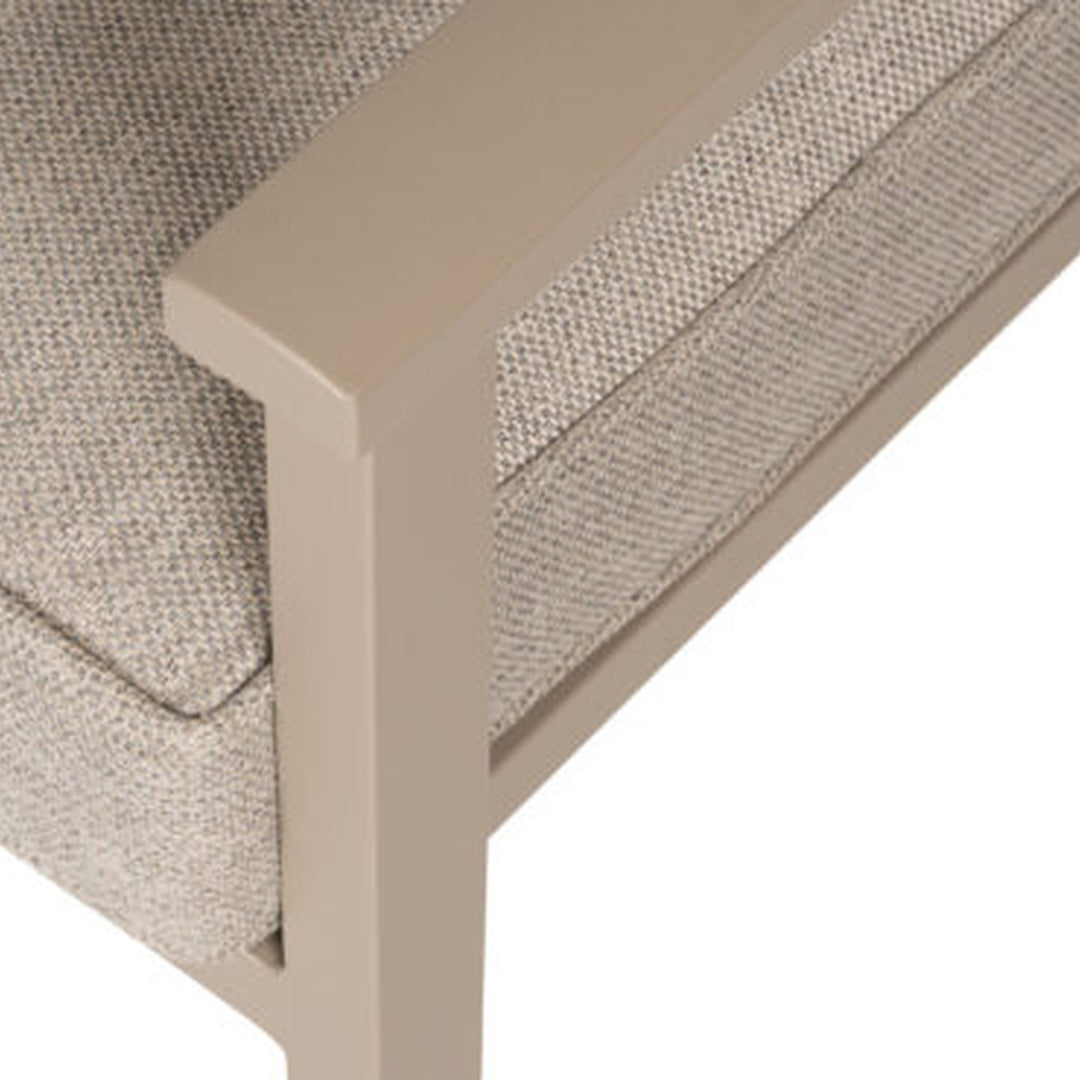 Almeria hjørnesofa, nærbilde av sandfarget ramme og beige pute