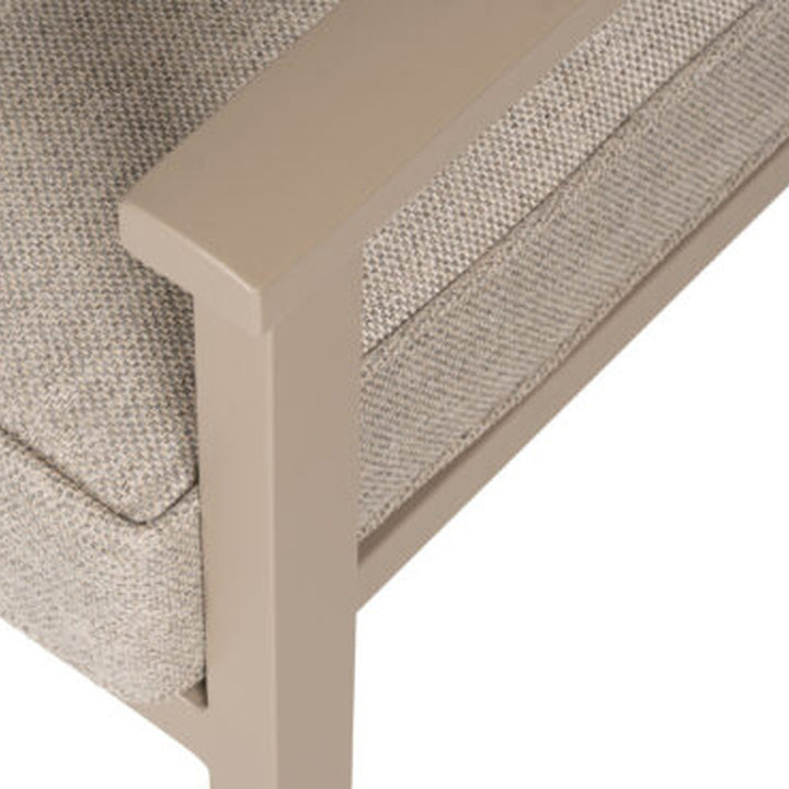 Almeria hjørnesofa, nærbilde av sandfarget ramme og beige pute