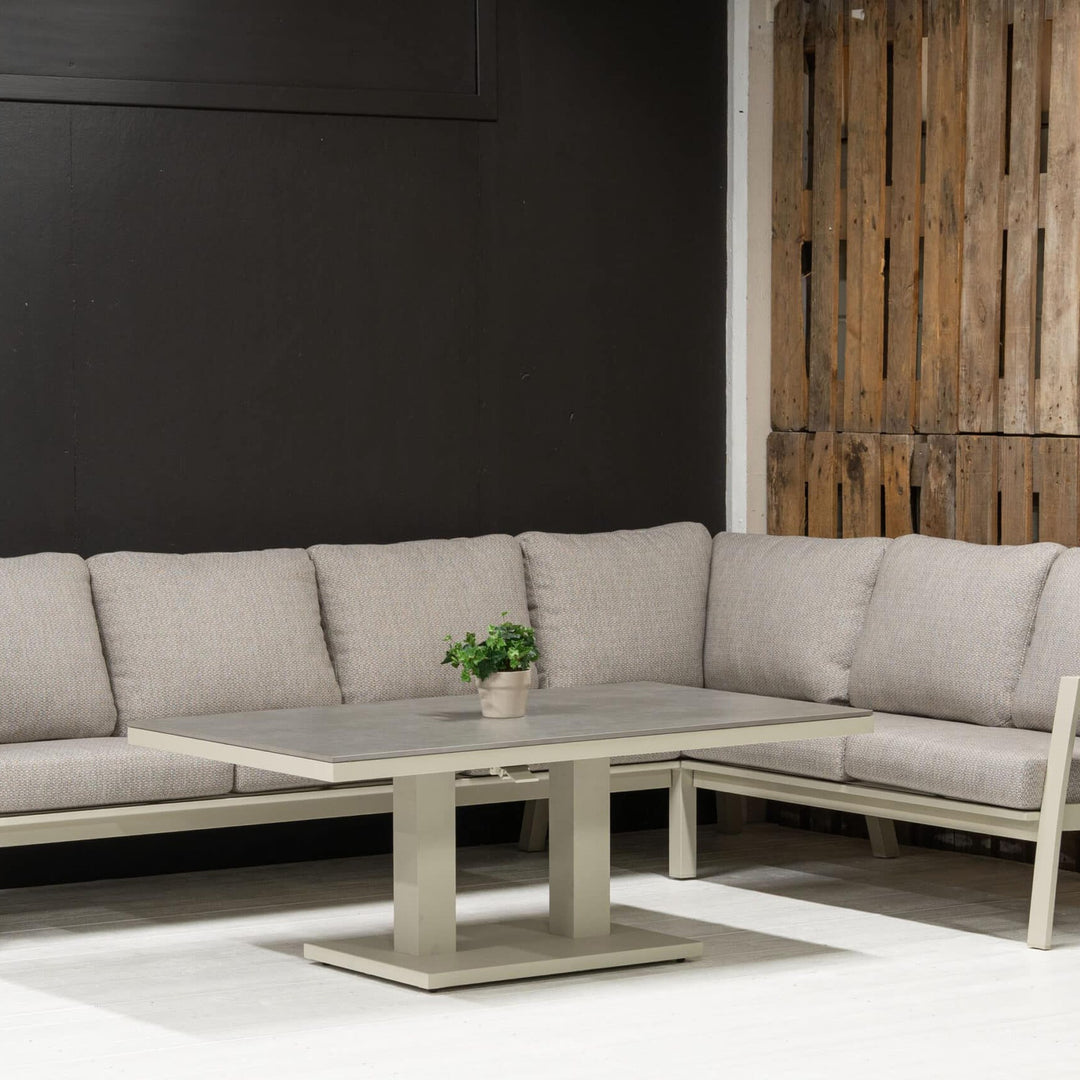 Orlando hjørnesofa i sandfarget aluminium med beige puter og matchende sofabord