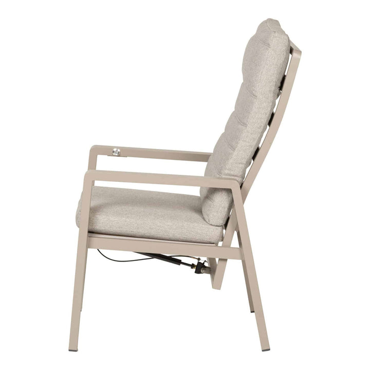 Almeria spisestol i sandfarget aluminium med beige pute og justerbar rygg, sett fra siden