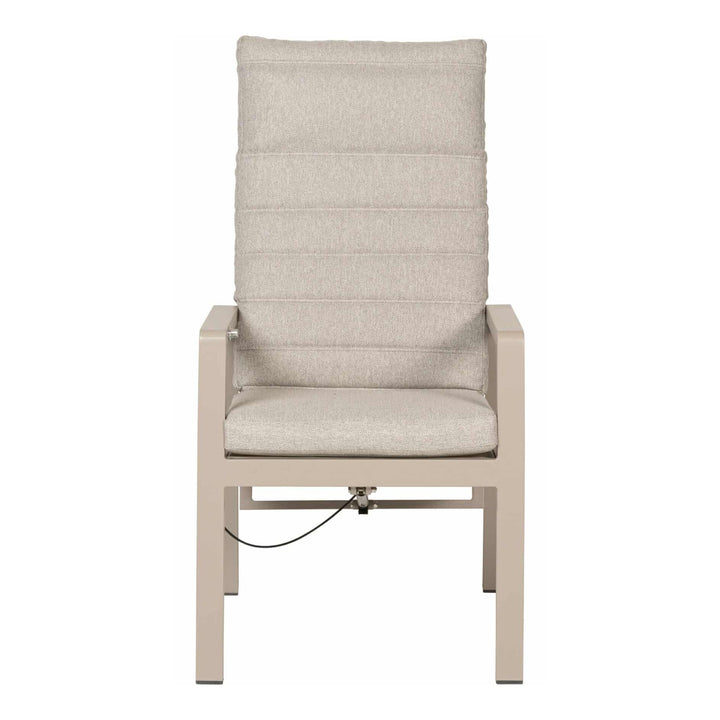 Almeria spisestol i sandfarget aluminium med beige pute og høy rygg, sett forfra