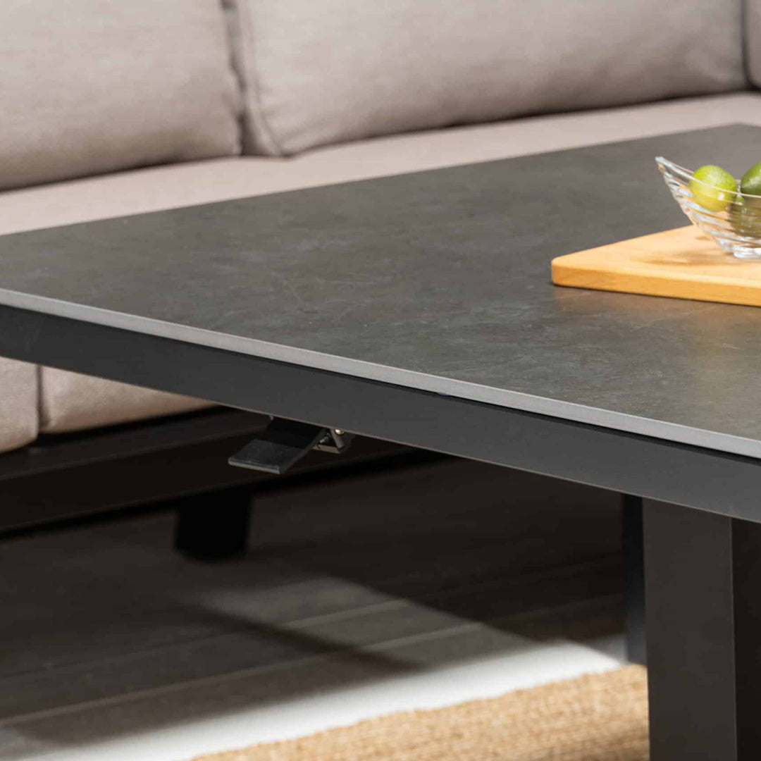 Orlando sofabord med antrasitt keramikkplate i loungemiljø med beige sofa og fjøl med lime