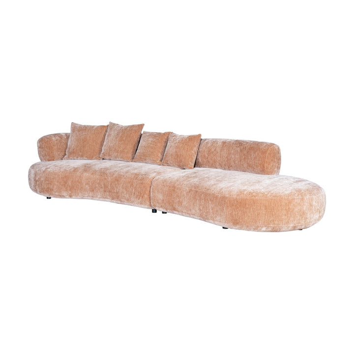 Raja modulsofa i varm beige chenille, buet design med løse puter, sett skrått forfra