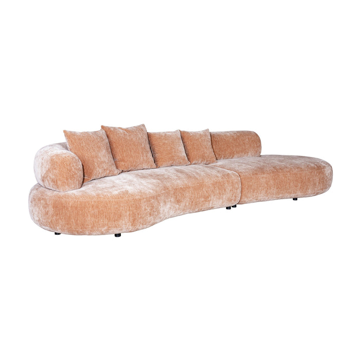 Raja modulsofa i varm beige chenille, buet design med løse puter, sett fra siden