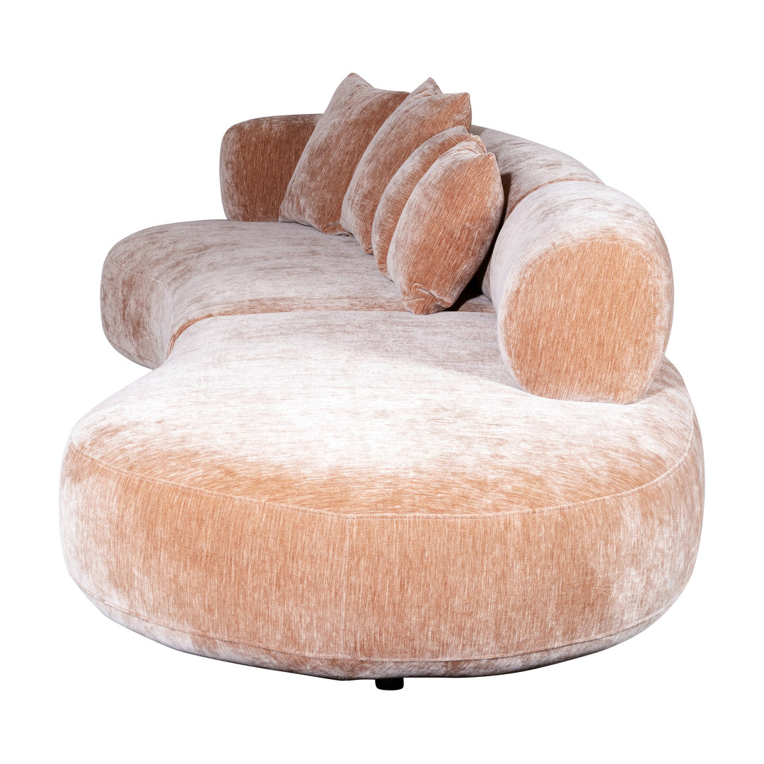 Raja modulsofa i varm beige chenille, nærbilde av buet sjeselongende med puter