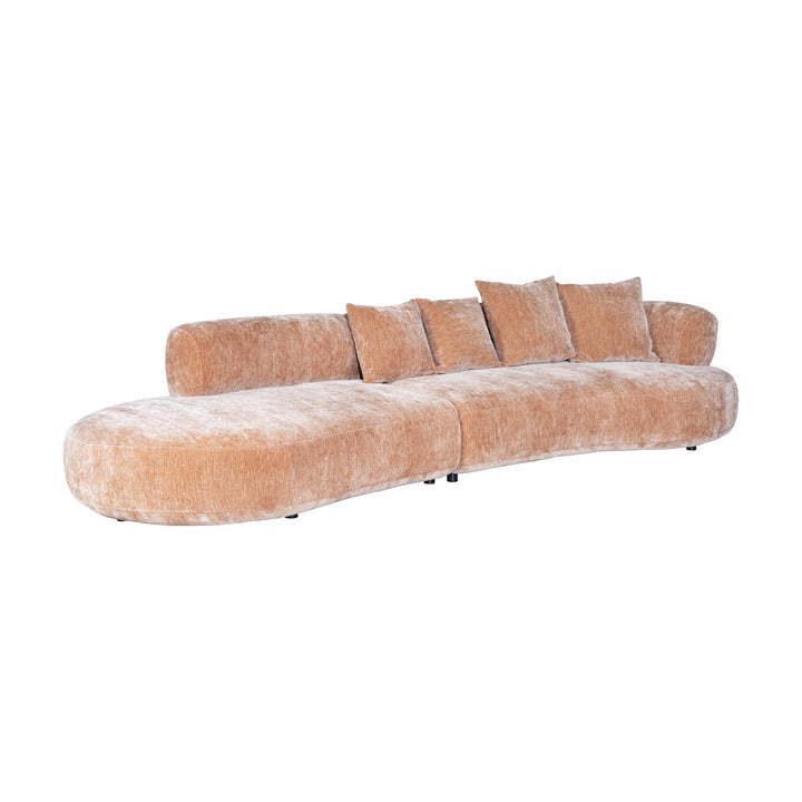 Raja modulsofa i varm beige chenille, buet design med løse puter, sett skrått forfra