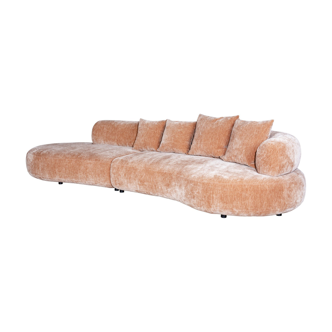 Raja modulsofa i varm beige chenille, buet design med løse puter, sett fra motsatt side