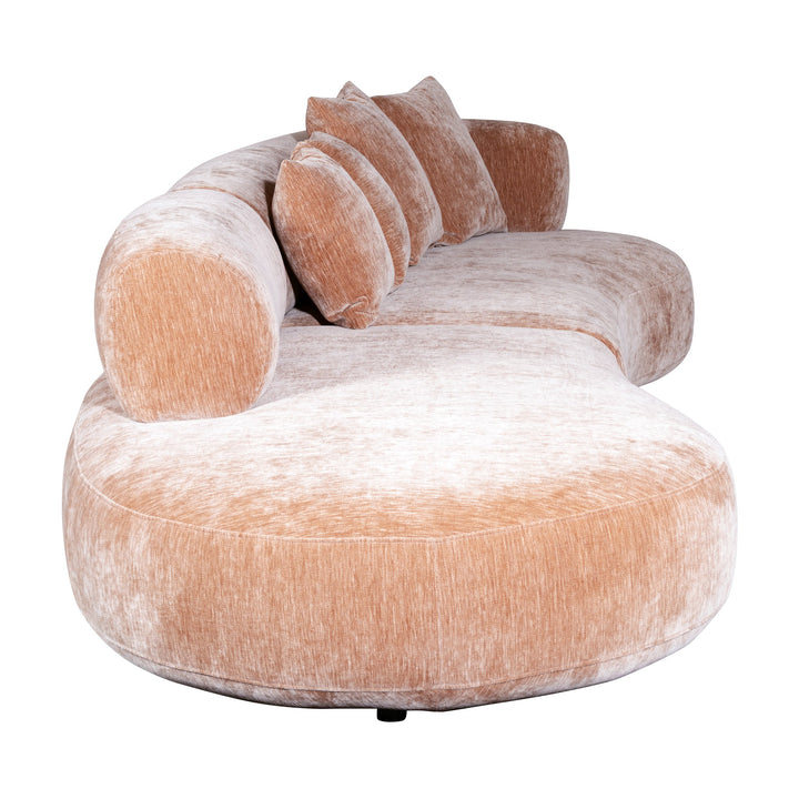Raja modulsofa i varm beige chenille, nærbilde av buet sjeselongende med puter