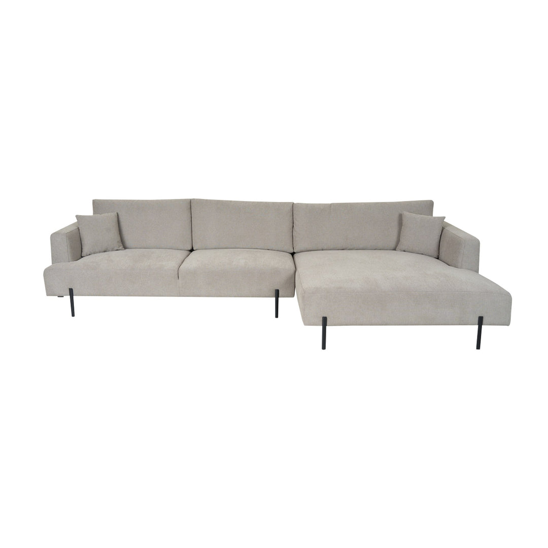 Milazzo hjørnesofa i lys beige stoff med høyrevendt sjeselong, slanke sorte metallben og pynteputer mot hvit bakgrunn