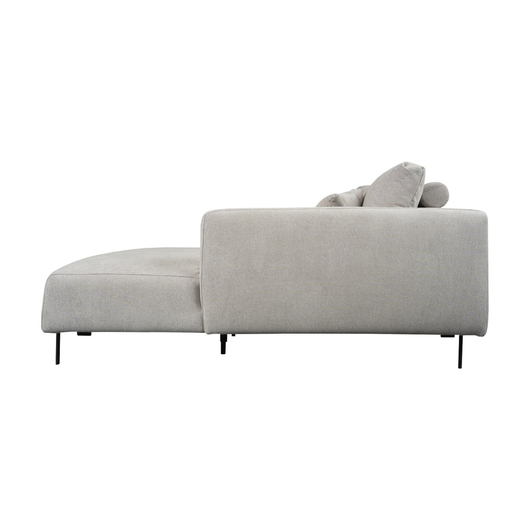 Milazzo hjørnesofa sett fra siden, lys beige stoff med sjeselong og slanke sorte metallben mot hvit bakgrunn