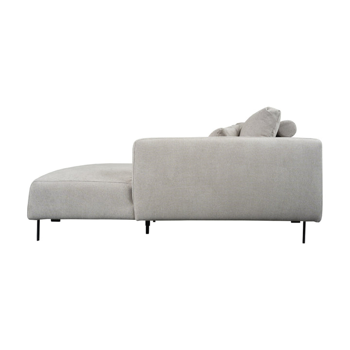 Milazzo hjørnesofa sett fra siden, lys beige stoff med sjeselong og slanke sorte metallben mot hvit bakgrunn