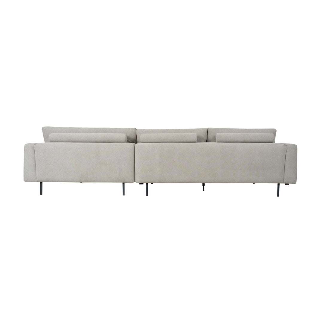 Milazzo hjørnesofa sett bakfra i lys beige stoff med løse ryggputer og sorte metallben mot hvit bakgrunn