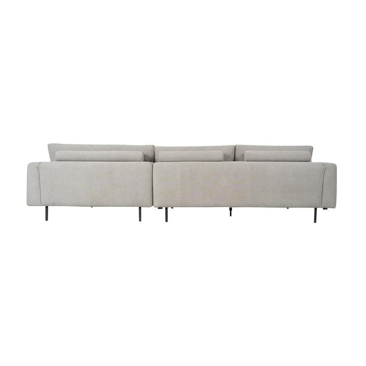 Milazzo hjørnesofa sett bakfra i lys beige stoff med løse ryggputer og sorte metallben mot hvit bakgrunn