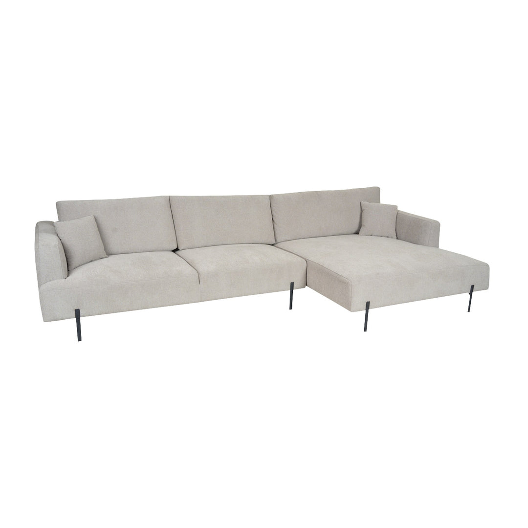 Milazzo hjørnesofa i lys beige stoff med høyrevendt sjeselong og sorte metallben, vinklet studiobilde