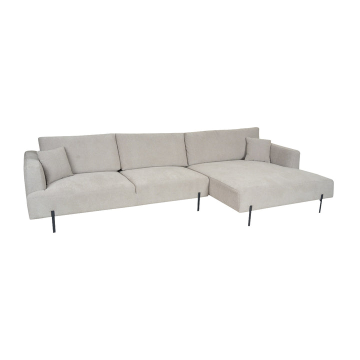 Milazzo hjørnesofa i lys beige stoff med høyrevendt sjeselong og sorte metallben, vinklet studiobilde